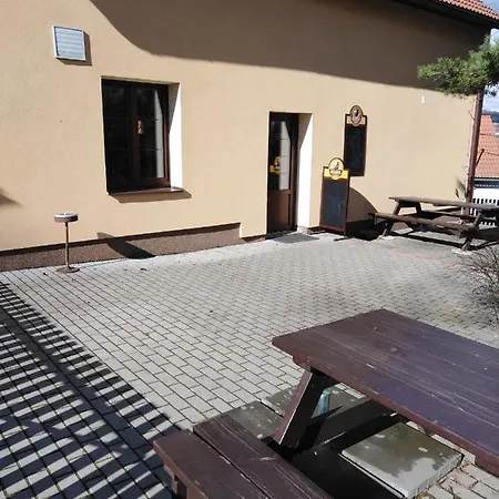 U Kostela بيت ضيافة Nalzovice